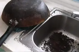 炒锅用久了又黑又脏！别老用洗洁精，学学这招，轻松洗干净无烦恼图片