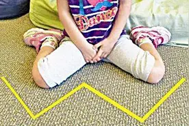 女儿的这种坐姿虽然可爱，却会影响骨骼发育，家长需赶快纠正图片