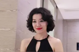 刘琳剪短发太惊艳了，穿黑色挂脖连衣裙配短卷发，优雅又高贵图片