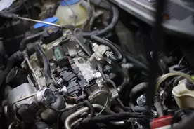 怪兽修车：翻新来自河南的大众途安，全车异响抖动，积碳堆积如山图片