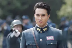 《亮剑3》拍的是啥？男主角扛枪走台步还抽雪茄，战场上时刻耍帅图片