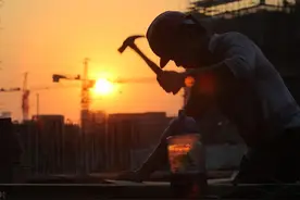 工人的社会地位，已经降到了年轻人不愿意接班的地步，谁之过？图片