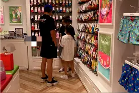 贾乃亮带甜馨逛街买袜子，一双短袜65元，父女俩久违同框超有爱图片