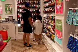 贾乃亮带甜馨逛街买袜子，一双短袜65元，父女俩久违同框超有爱图片