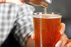 吃了半辈子蜂蜜，才知道把白酒倒入蜂蜜里，假蜂蜜立刻现原形图片