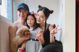 辰亦儒娇妻曾之乔晒自拍，穿无肩抹胸上衣配阔腿裤，身材比例高挑图片
