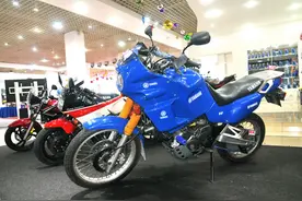 温故知新：从 XTZ750 开始，Yamaha 标志性的直列两缸车图片