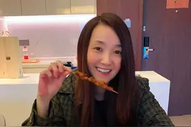 《现代爱情故事》原唱，52岁许秋怡仍是靓女，与张智霖为何分手？图片