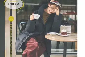 50岁左右的女人，穿羽绒服还是多配这条裤子，显瘦又好看图片