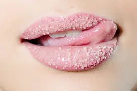 女性舔嘴在心理学上代表什么？图片