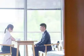 岳母和准女婿私会，这两人说的话题，听了就觉得很气愤！视频封面