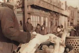 北京老照片：1938年的隆福寺庙会，吃喝玩乐一应俱全图片