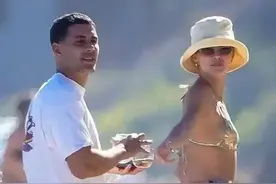 别样时尚！詹娜与异性好友海边出游，牛仔短裤故意解开两颗纽扣图片