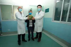 心肺移植后健康生活3年，麻城患者送自种西瓜向医生致谢图片