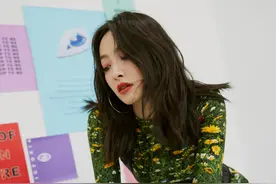 宋茜的舞台穿搭造型，一件绿色印花衬衫配锁骨发，清新高级又时髦图片