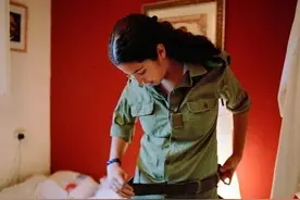 以色列女兵日常真实写照，个个有姿有色，最后一张还嘴叼香烟图片