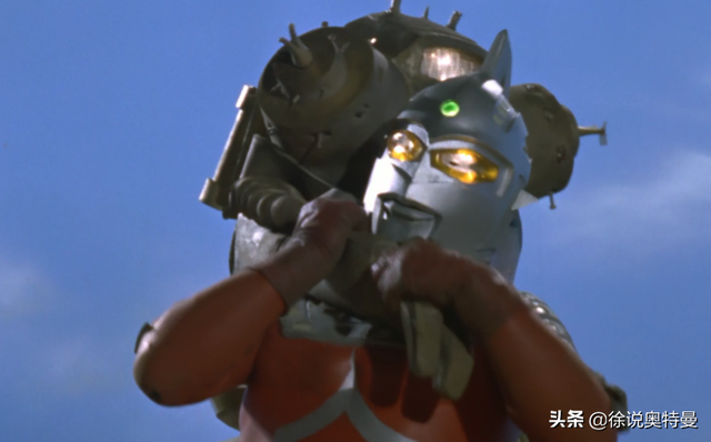 奥特曼被强大的机器人按在地上不能动了，赛文奥特曼：起来