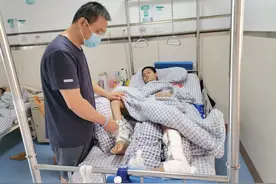 14岁学生7楼坠落成谜，ICU里命垂危，5天后谜底解开父母心痛不已图片