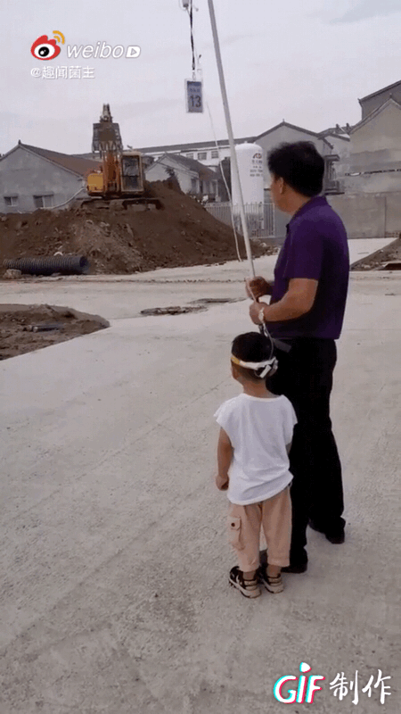 男孩能有多痴迷挖掘机？网友：你是在我家装了摄像头吗