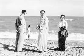 毛主席执意畅游北戴河，周恩来、朱德赶来劝阻：主席呀，不要下了图片
