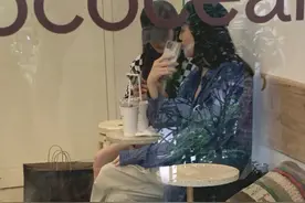 杨幂在三里屯“血拼”被偷拍！生图双腿细如竹竿，瘦到撑不起外套图片