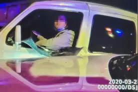 男子遇查酒驾 冲卡疯狂逃窜导致一民警受伤 目前已被控制图片