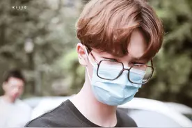 朱正廷私服，黑色T恤搭配黑色牛仔长裤，酷炫十足图片
