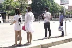 长江路恢复通车一年多，公交站台不规范，候车亭迟迟未安装 市民期盼候车亭图片