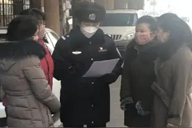 精通2门外语 沈阳女警“线下+线上”指导外国人科学防疫图片
