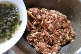 拌肉馅，先打水还是先加油？这一步做错，肉馅又干又柴，还不入味图片