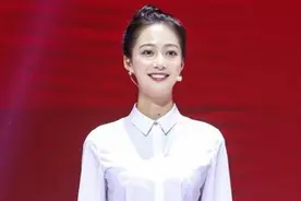 “董卿体”和“冯琳体”，没有对比就没有伤害，两者差距一目了然图片