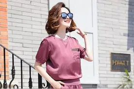 上了年纪的女人，不懂穿搭！不妨试试：休闲服+运动服套装，简单图片