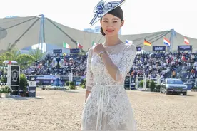 在泥地上穿着高跟鞋？王丽坤的“定力”非同一般图片