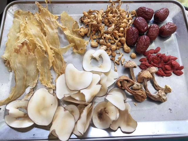 花胶姬松茸鸡脚汤 花胶姬松茸鸡汤的做法大全 花胶姬松茸鸡脚汤 花胶姬松茸鸡汤的做法大全