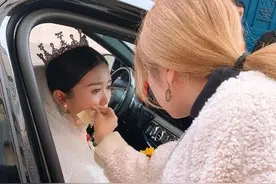 最后再宠一次！妹妹结婚父亲和仨哥哥接力将她抱下五楼交给新郎图片