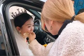 最后再宠一次！妹妹结婚父亲和仨哥哥接力将她抱下五楼交给新郎图片