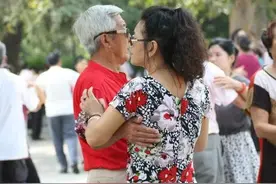 48岁大姐怒骂男舞伴不正经，男舞伴：你很漂亮吗？谁看得上你？图片