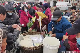 图片故事：海阳乡村大集上买卖豆腐的热闹场景图片