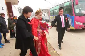 河南农村小伙结婚，司仪问谁鞠躬不深谁管钱？新娘这动作太逗了视频封面