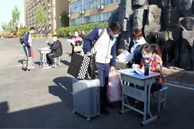 邯郸二中高三年级复课返校第一天——登记图片