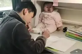 哥哥写作业，把妹妹当成“吉祥物”供着，这是什么神仙级二胎家庭图片