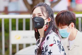 40岁谢娜生二胎后回归首秀！身材纤细活力满满，吴昕被指格格不入图片