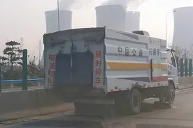 鹤壁部分公用事业车辆无牌违规上路行驶作业？市民：一年前便已拍到此类现象图片