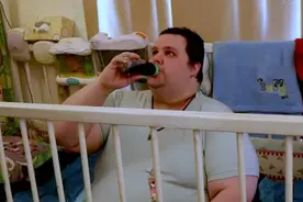 美国33岁“巨婴”火了，每天穿纸尿裤睡婴儿床，离不开父母照顾图片