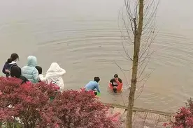 攸县10岁女孩捞蝌蚪滑入洣水河，快递小哥下水救人图片