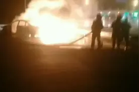 小汽车高速路口自燃 烧到只剩车架视频封面