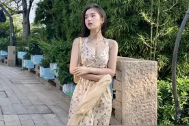 夏天“碎花连衣裙”要穿缎面的，清纯复古的港风造型，高级又耐看图片