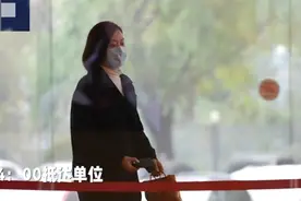 央视曝光主播郑丽工作日常，西装都是亲自烫熨，深夜才吃得上晚餐图片