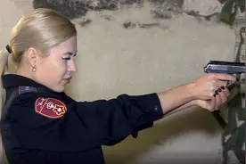 俄罗斯最美女兵网上泄密被除名，上诉失败不死心，当网红代价高昂图片