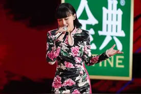 33岁黄龄原来是丰满型女神，穿旗袍还要挖个洞，这古典气质少见图片